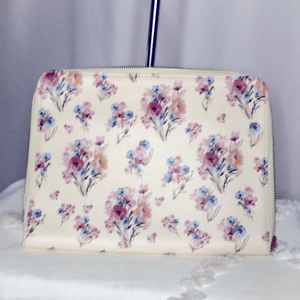 MATILDA JANE On the Go cream floral print tech organizer.